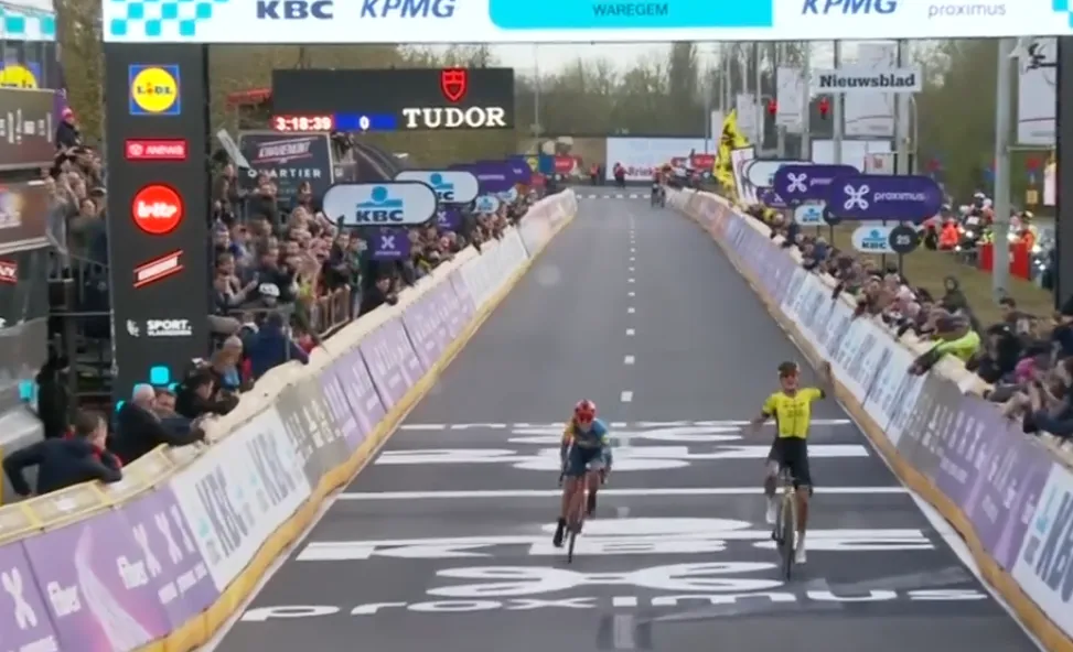 Vos profiteert van 'mat-Kopecky-af'-tactiek Lidl-Trek in Dwars door Vlaanderen, Van Anrooij tweede