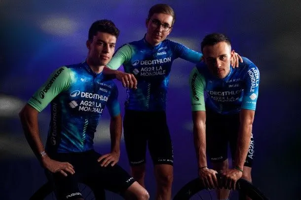 Decathlon AG2R La Mondiale komt in maart al met nieuw tenue: 'Motief staat voor kosmische bewegingen'