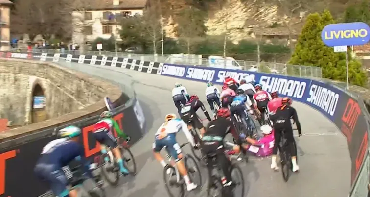 Philipsen valt op zijn billen in laatste bocht Tirreno-sprint, Bauhaus profiteert en wint