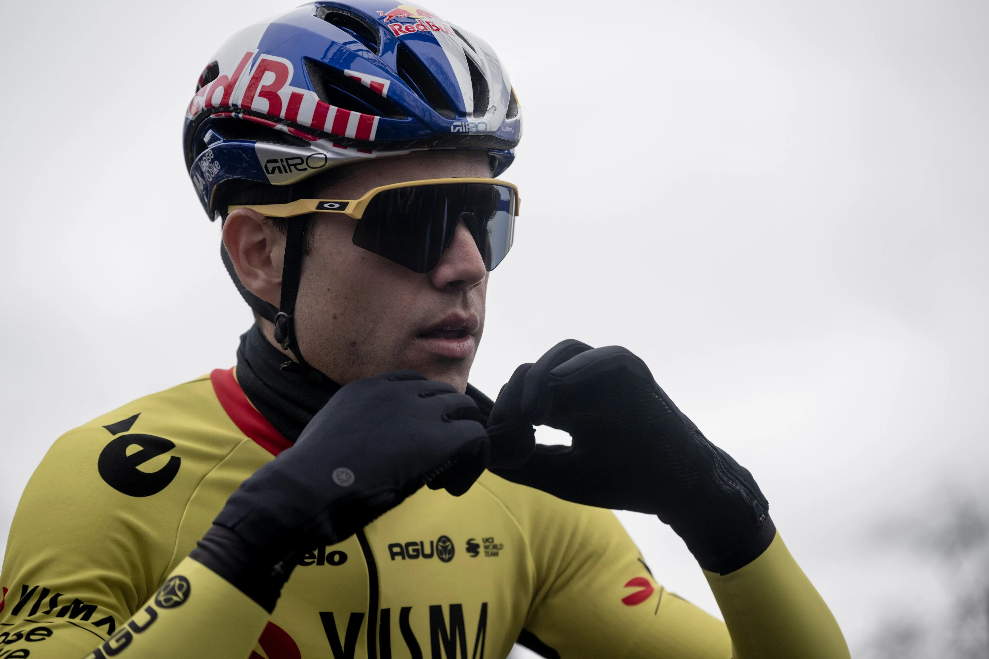 Balen! Ploegleiding en teamgenoten Van Aert over diens comeback: 'Verwacht hem nog niet te snel terug'
