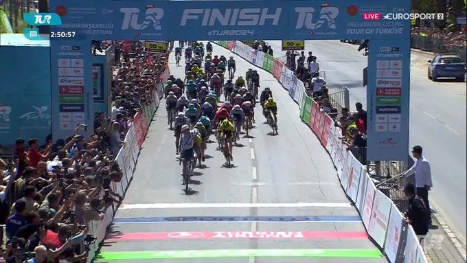 Alle ballen op Jakobsen, maar het is wéér lead-out Lund Andresen in Turkije; Van den Broek blijft leider