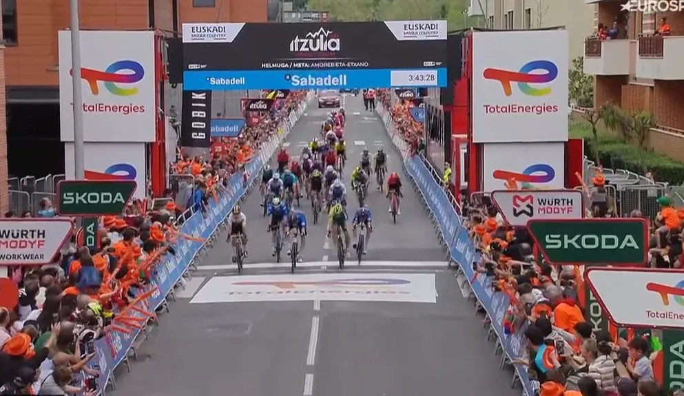 Ook vijfde Baskenland-rit ontsierd door valpartijen: Landa naar huis, Grégoire wint sprint van uitgedunde groep