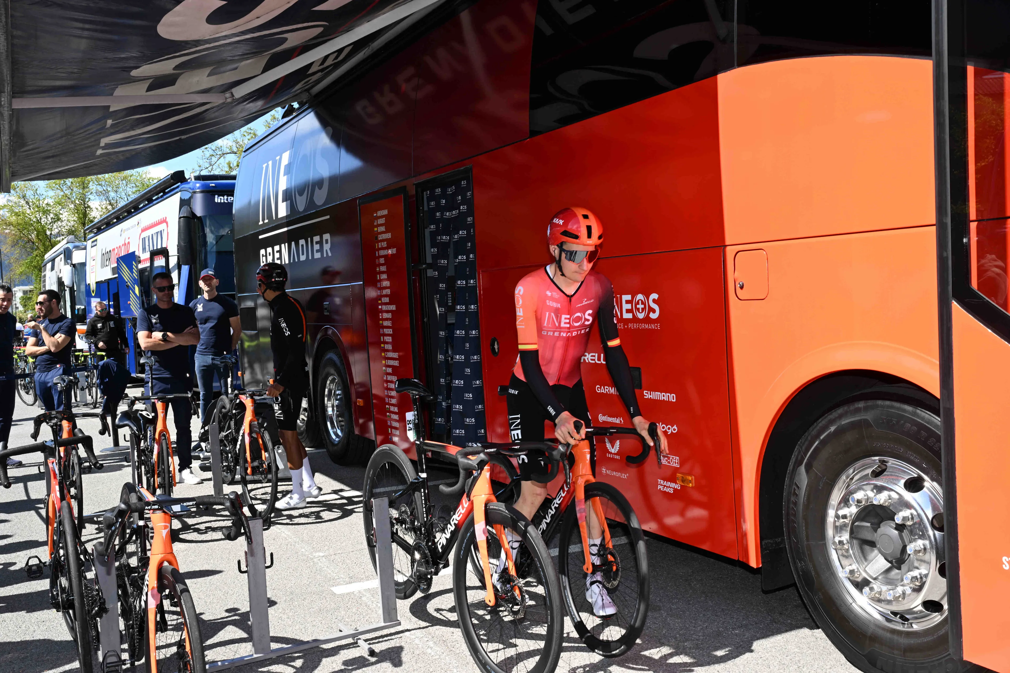 INEOS vernietigt Ayuso na dagje vol gas in Romandië: Rodriguez nieuwe leider, Carapaz mag rit winnen