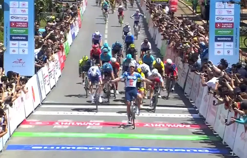 En of hij op tijd in vorm is! Jakobsen met grote overmacht de beste in eerste sprintafspraak in Turkije