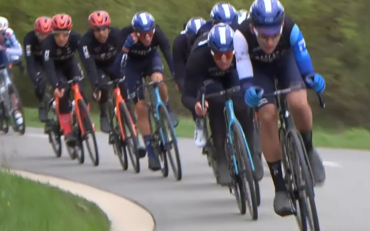 Israel-Premier Tech creëert verdeeldheid met actie na crash: van 'lelijk' (Zonneveld) tot 'hoort erbij' (Mollema)