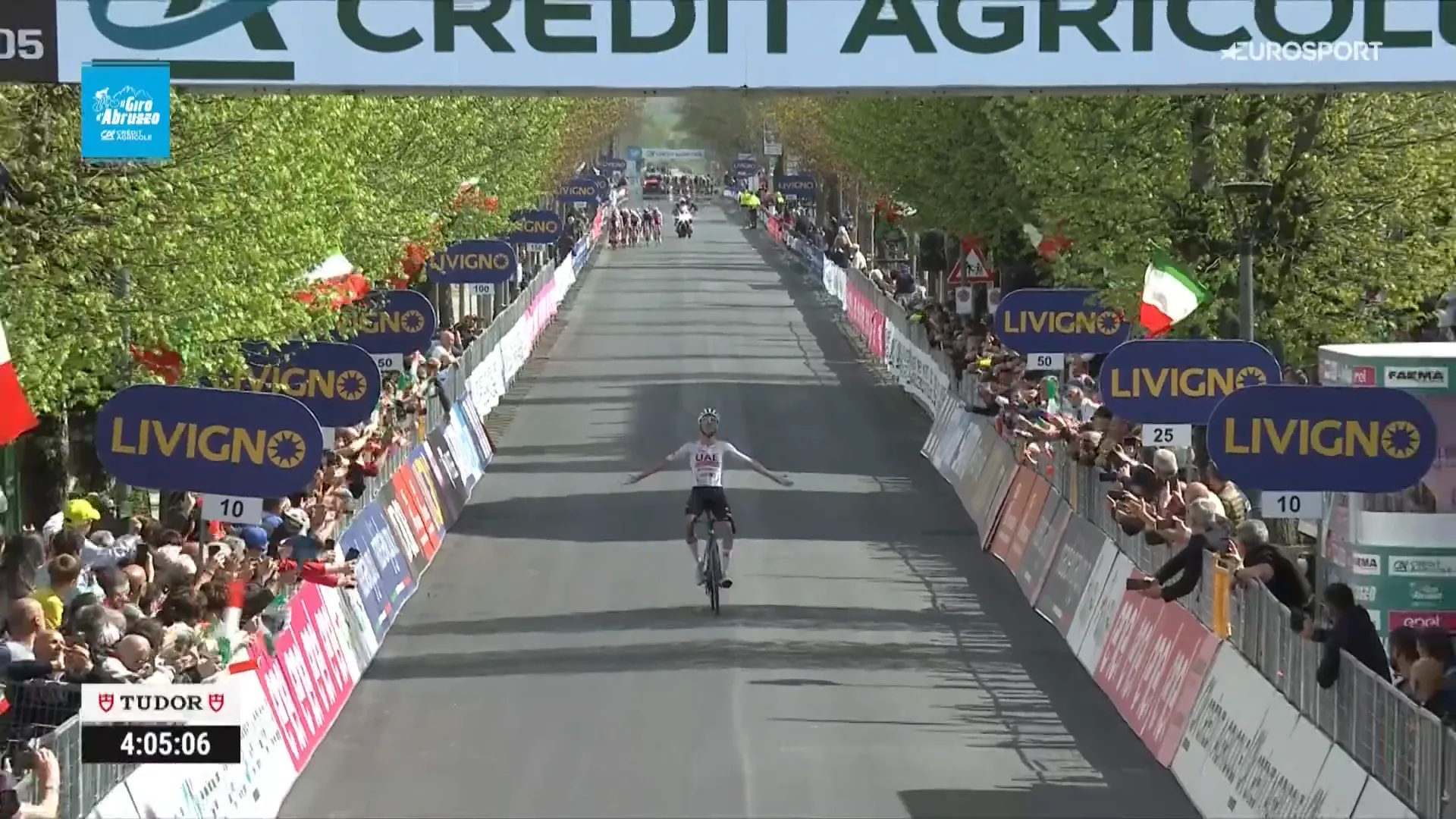 UAE speelt met de concurrentie in de Abruzzen: 19-jarige Christen wint rit na rake stoot in slotkilometers