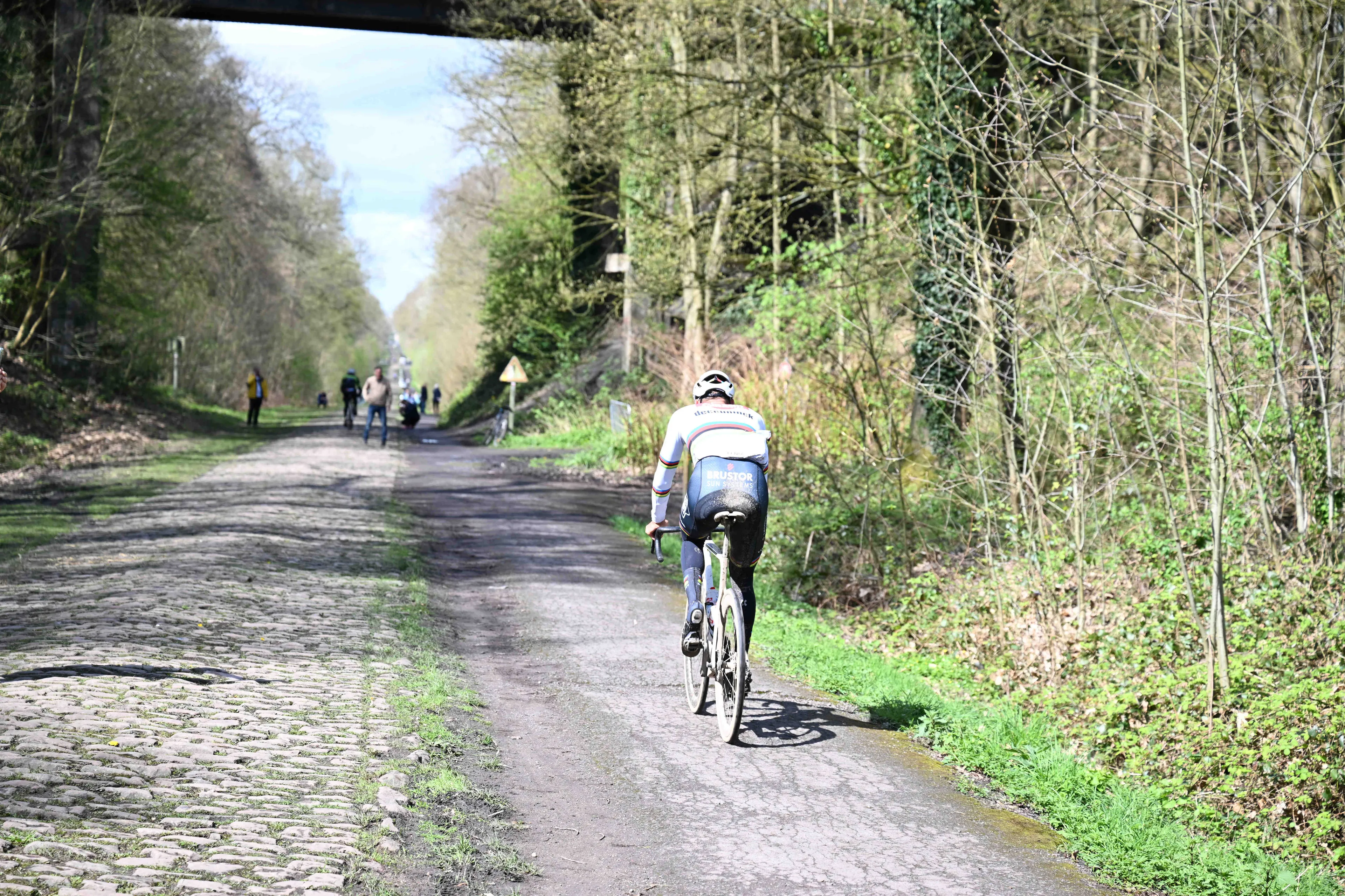 LIVE Parijs-Roubaix 2024 | Onvermoeibare Van der Poel bezig aan epische solotocht!