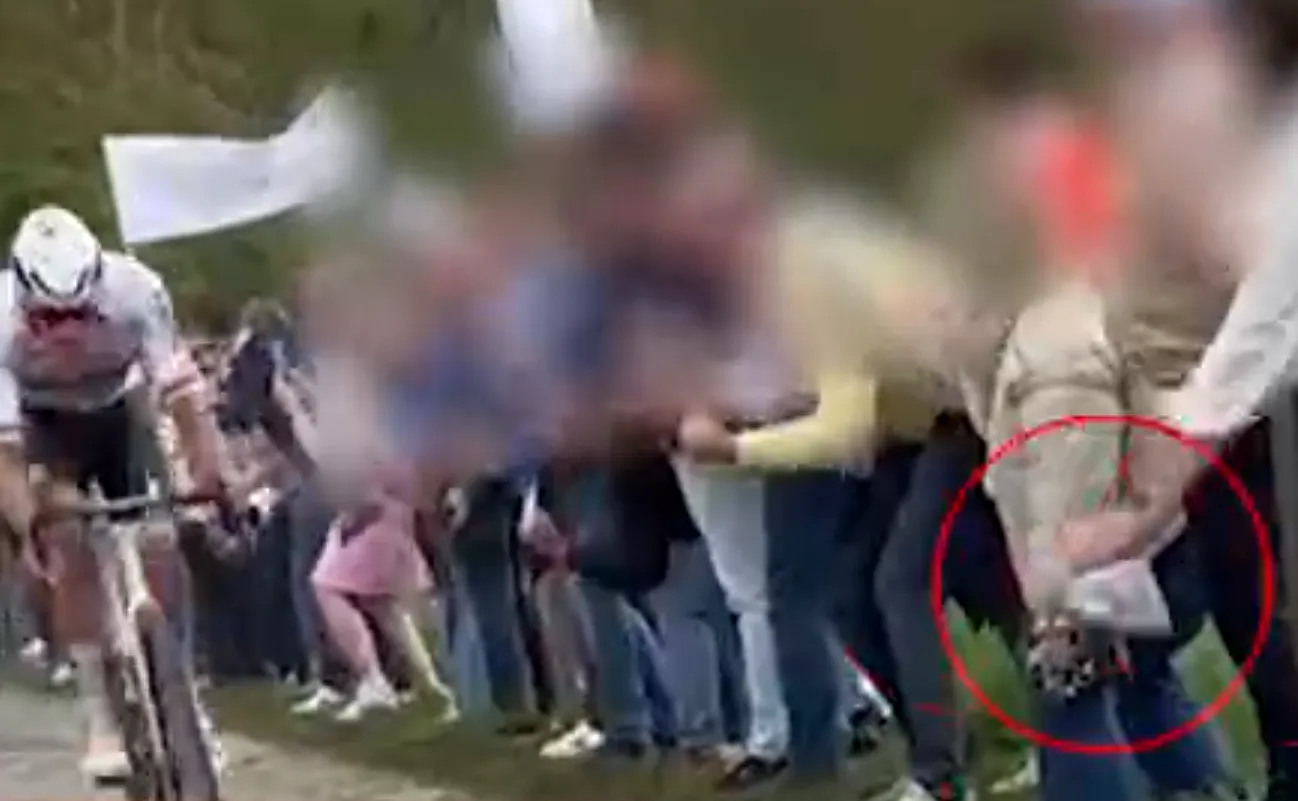 🎥 Nieuwe beelden bewijzen: vrouwelijke lachebek gooide petje wél bewust richting Van der Poel
