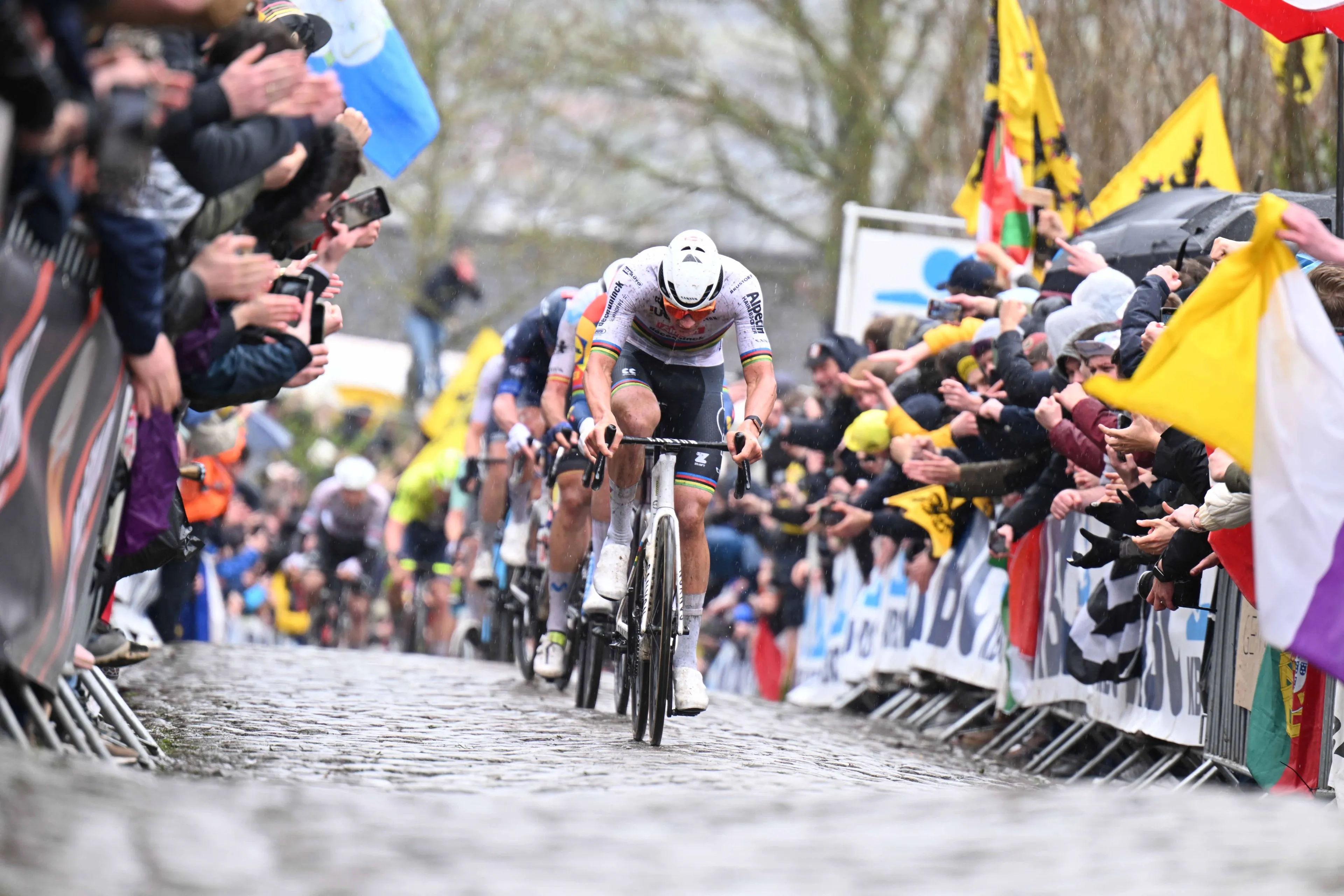 Belgische analisten maken eindbalans op van het voorjaar: 'Van der Poel dé man, Strade-solo Pogacar hét moment'