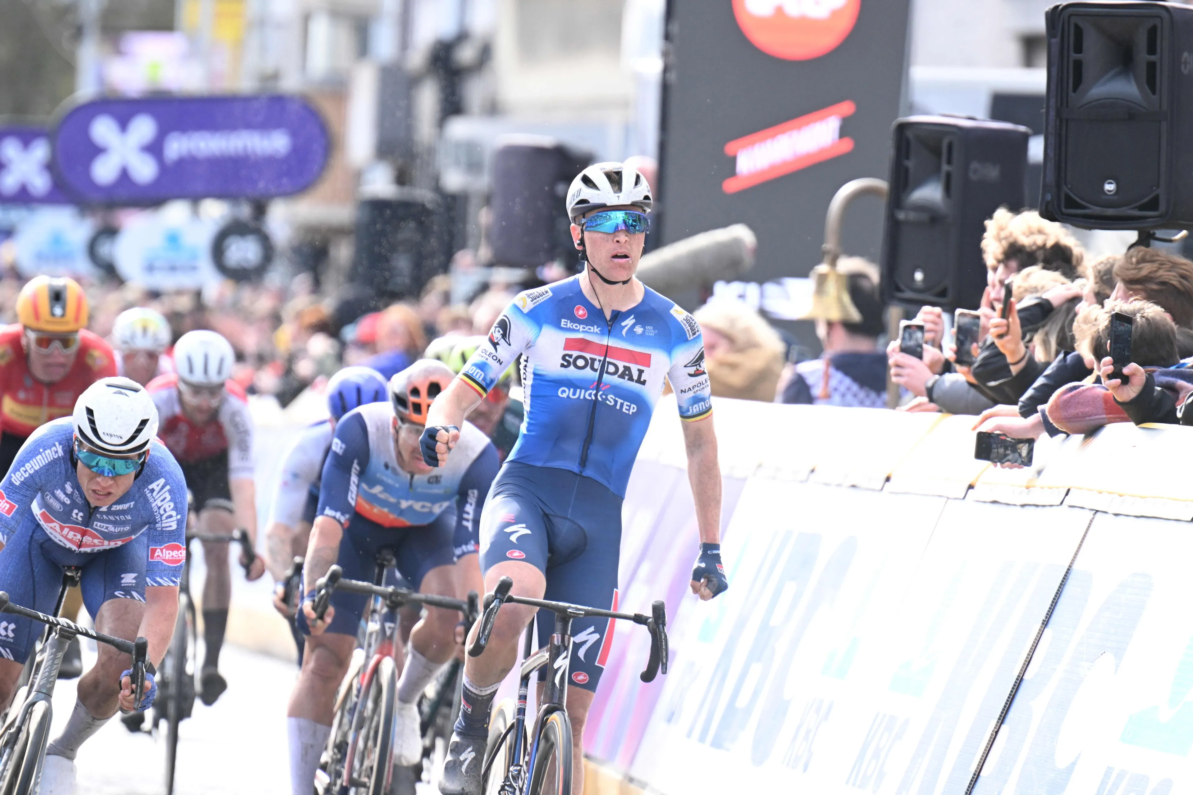 Merlier looft lead-out Van Lerberghe, die na afloop ook op hartverwarmende woorden van ex-maat Hodeg mag rekenen