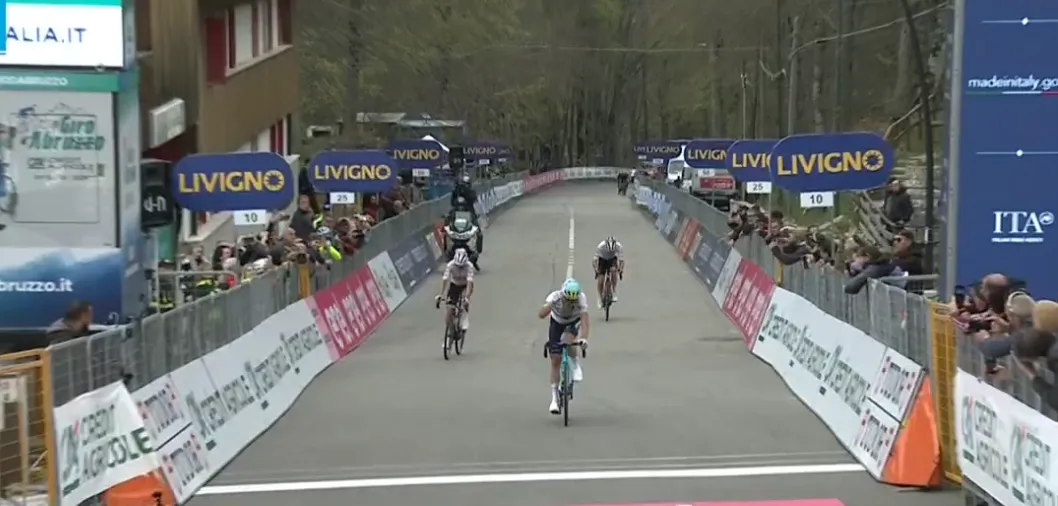 UAE Emirates verdeelt en heerst op de Prati di Tivo, maar Lutsenko legt Ulissi en Yates erop in de Abruzzen