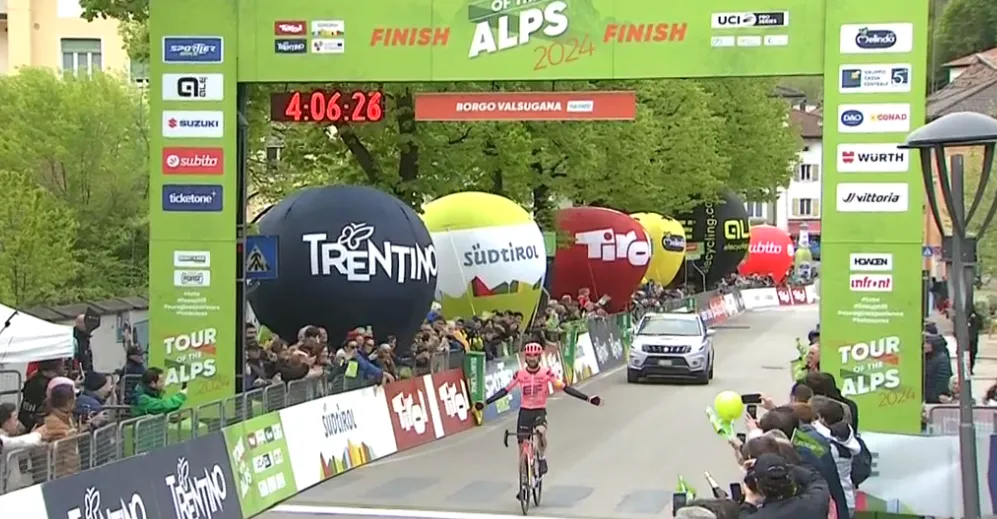 Simon Carr pakt uit met solo van 45 kilometer in koninginnenrit Tour of the Alps, leider Lopez houdt goed stand