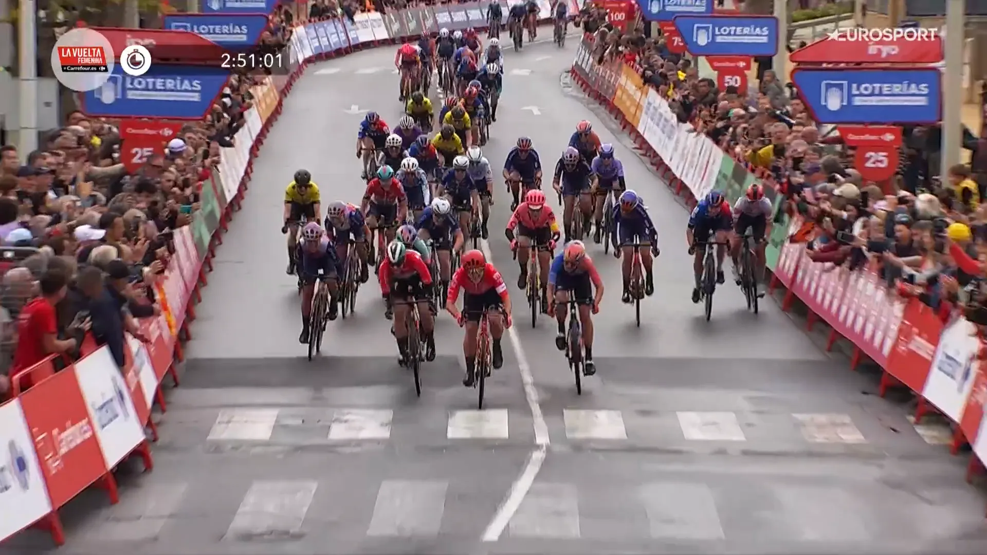 Rustig ritje wordt valpartijen-chaos! Alison Jackson snelste in bochtige en verregende finale Vuelta