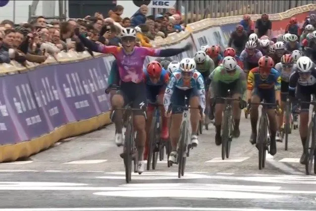 Onvervalste drieklapper voor Wiebes: Nederlandse wint ook slotrit in Londen