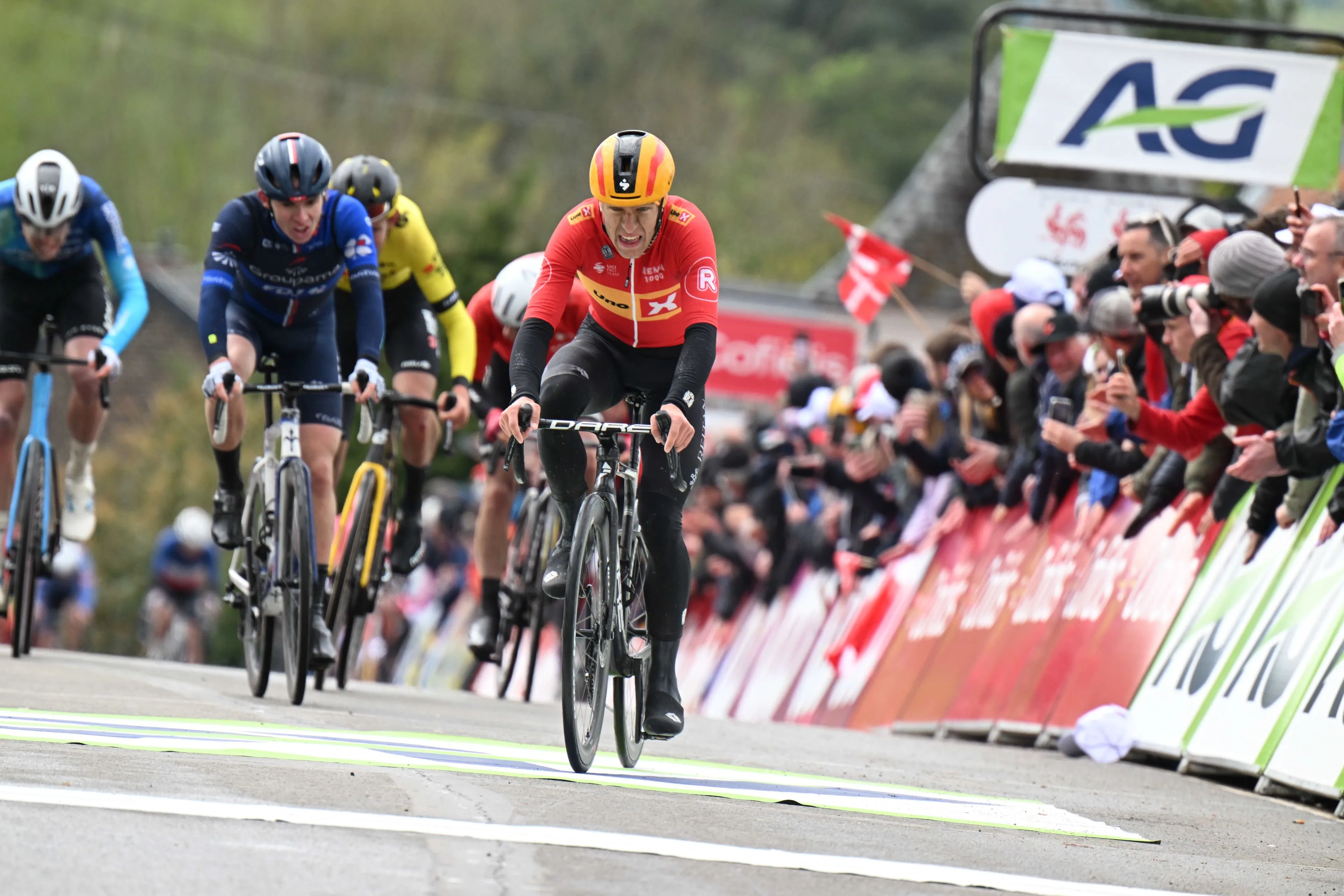 In de sneeuw van de Waalse Pijl komen ijsberen van Uno-X bovendrijven: 'Halve peloton eraf na half uur'