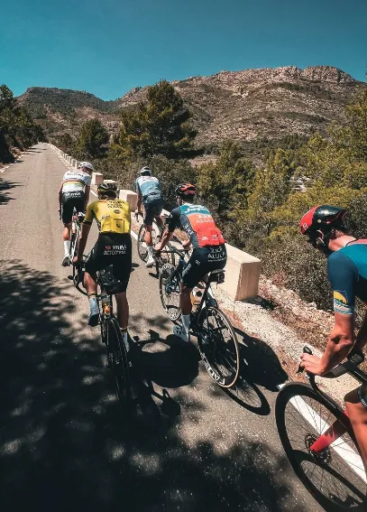📸 Lekker bont gezelschap in Spanje: Van der Poel treft groepje Nederlandse conculega's