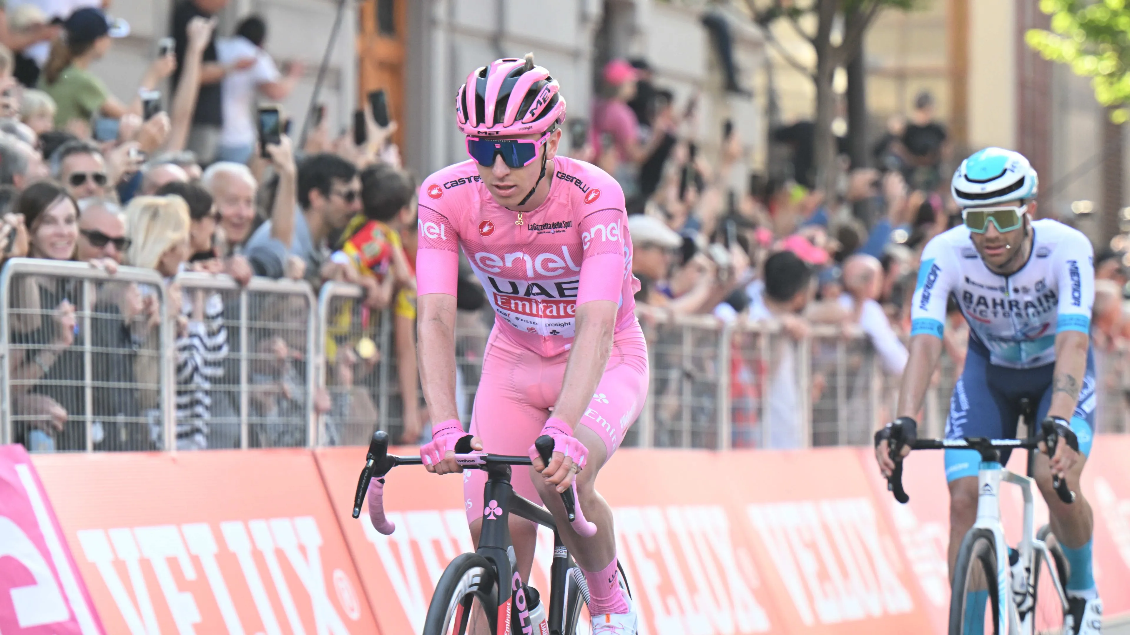 Pogi di Tivo: Sloveense sloopkogel haalt nog maar eens spelenderwijs uit in zware Giro-bergrit