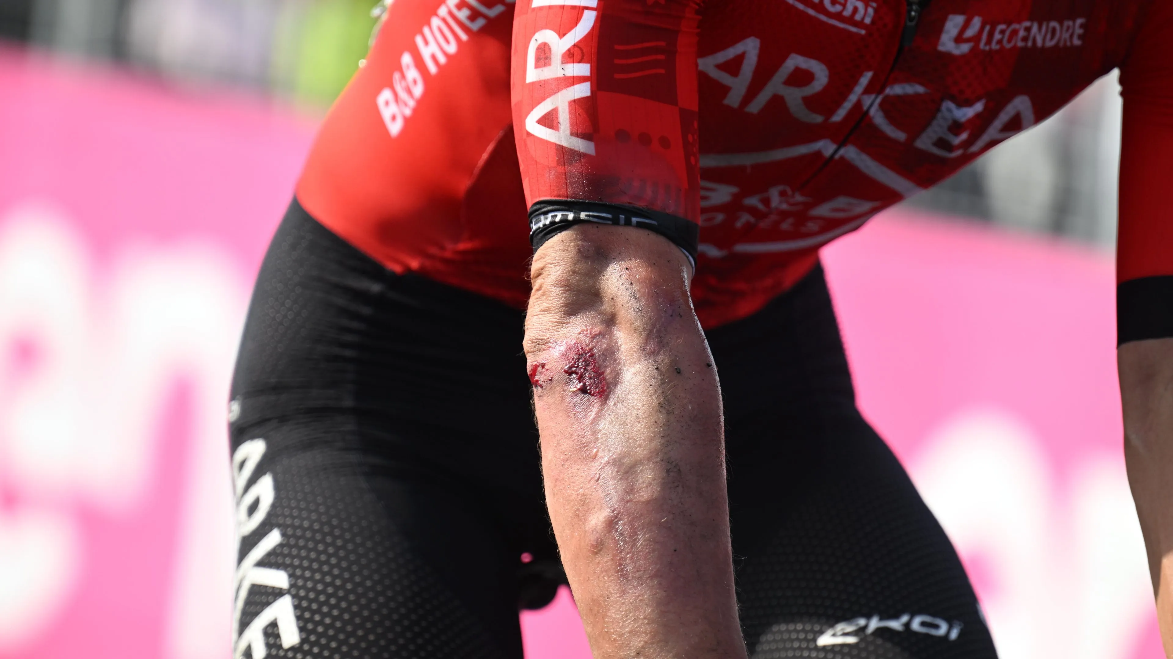 Bizar en ongekend knap: Biermans viel tijdens monsterrit Giro in 25 meter diep ravijn, maar reed etappe 'gewoon' uit