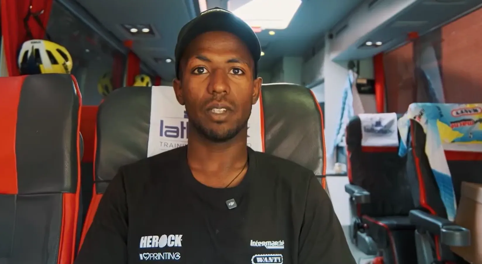 🎥 Girmay deelt update na dubbele Giro-val en opgave: 'Heb enkel wat kleine verwondingen'