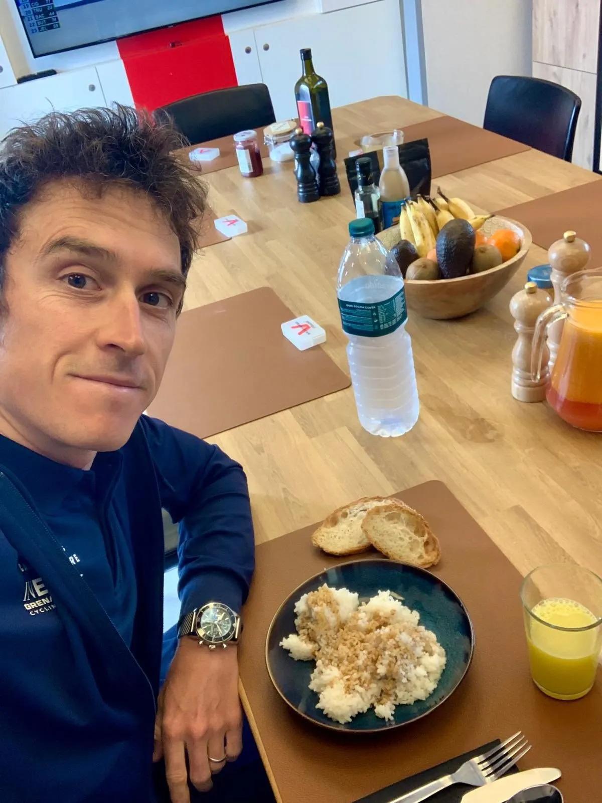 Thomas moet alleen ontbijten, Pogacar lijkt snode plannen te hebben voor tweede etappe Giro d'Italia