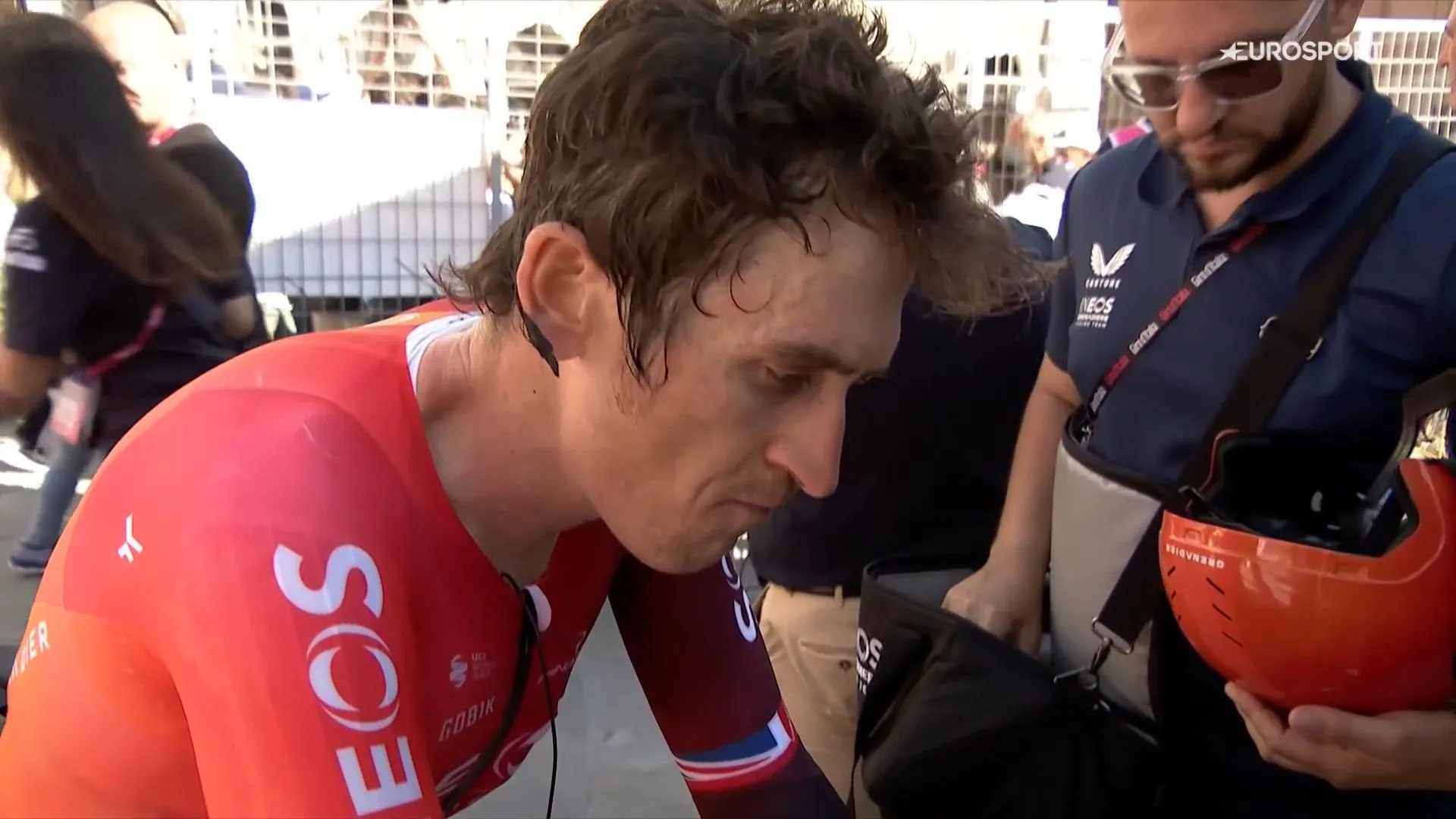 🎥 'Thanks'; balende Thomas moet op zijn lip bijten na merkwaardige vraag over rotdag in Giro