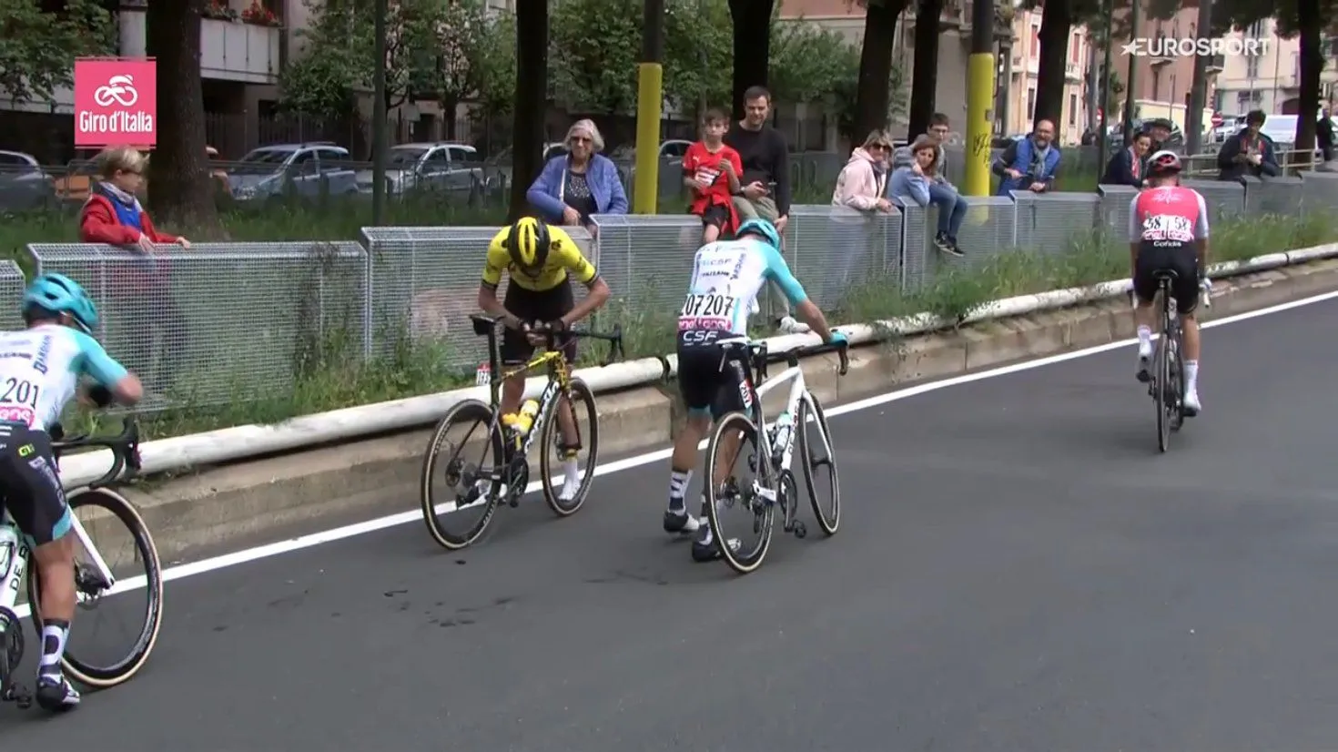 🎥 Visma | Lease a Bike ziet Gesink op eerste Giro-dag lelijk vallen, band Affini klapt op merkwaardige wijze