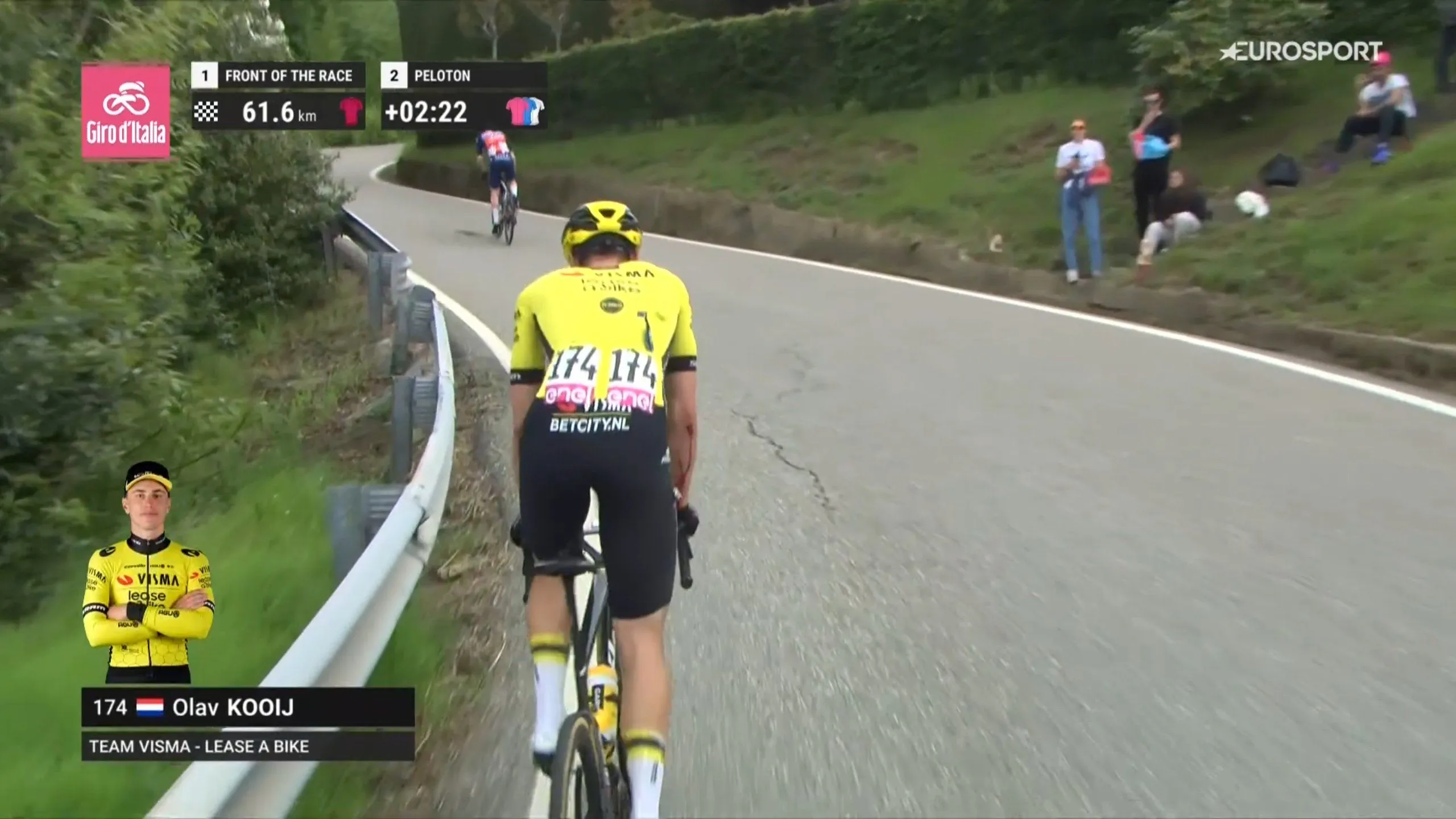 🎥 Visma | Lease a Bike krijgt nieuwe tik met val Kooij: 'Het zag er vies uit, maar hij fietste wel gewoon door'