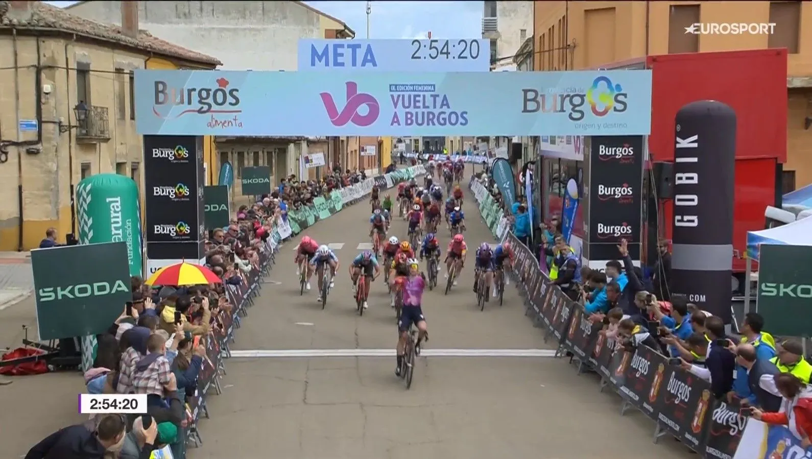 Wiebes sprint met overmacht naar de zege in Burgos, na opnieuw hectisch slot