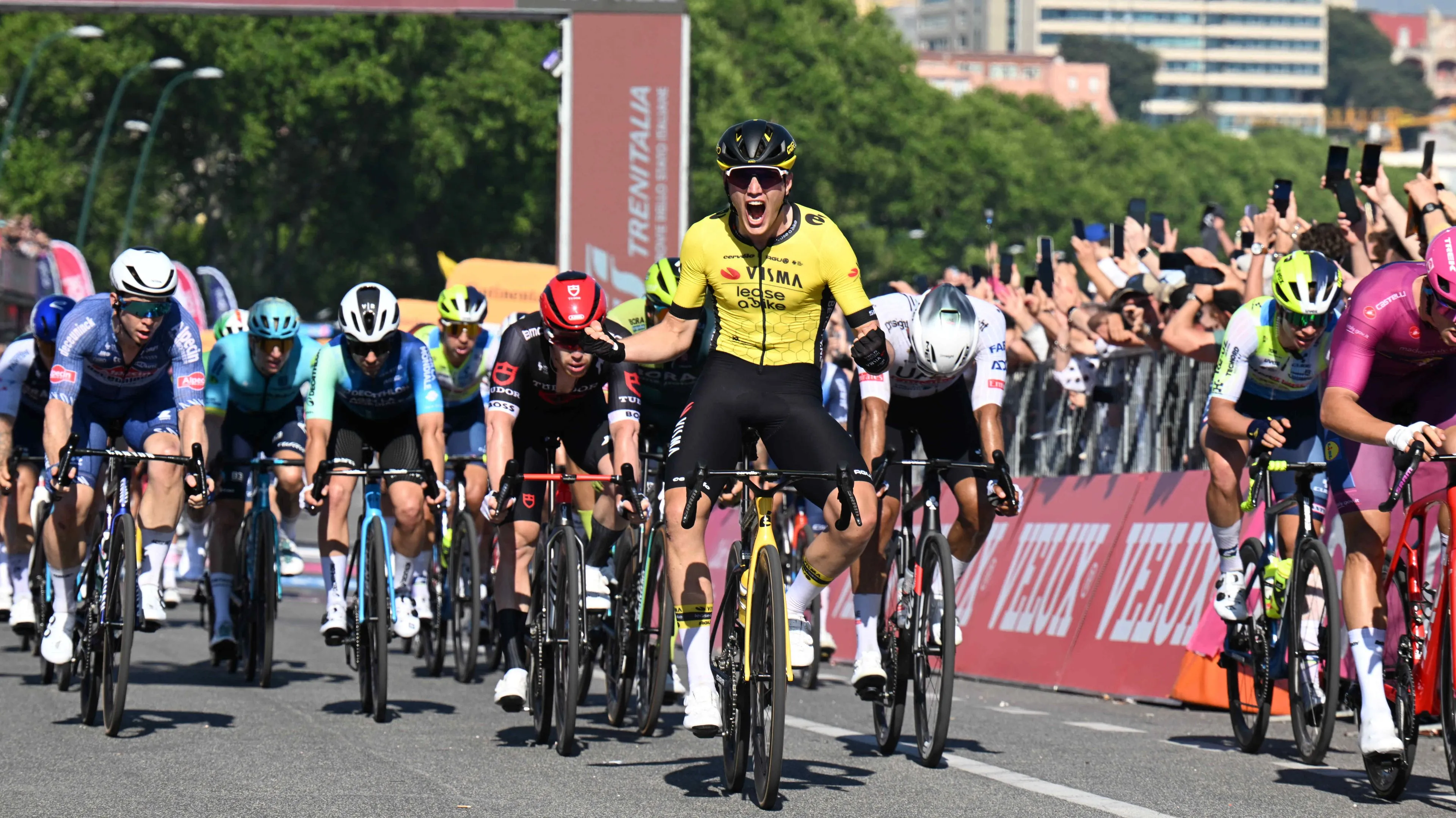 Vertederend: Cavendish neemt na 'speciale' zege Kooij moeite voor bijzondere felicitatie aan Nederlander