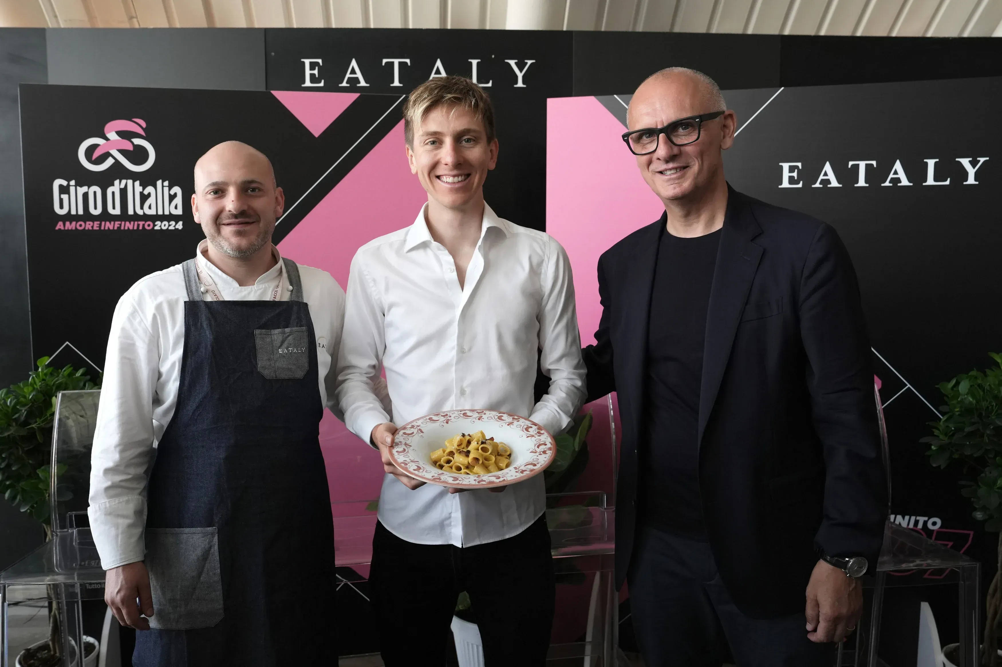 Ondertussen in het peloton | Pogacar draaft dag na Giro-zege op bij evenement belangrijke sponsor