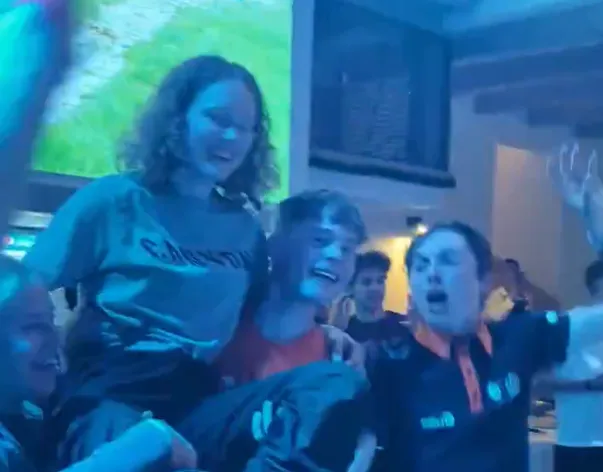 🎥 Puck Pieterse viert verjaardag na EK MTB-titel op de schouders in Roemenië, ook Marianne Vos jarig