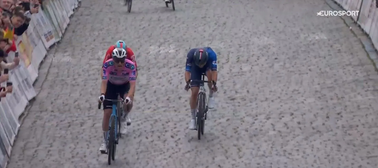 Bennett rijgt zeges aaneen in Duinkerke: Ier voltooit hattrick na winst in koninginnenrit