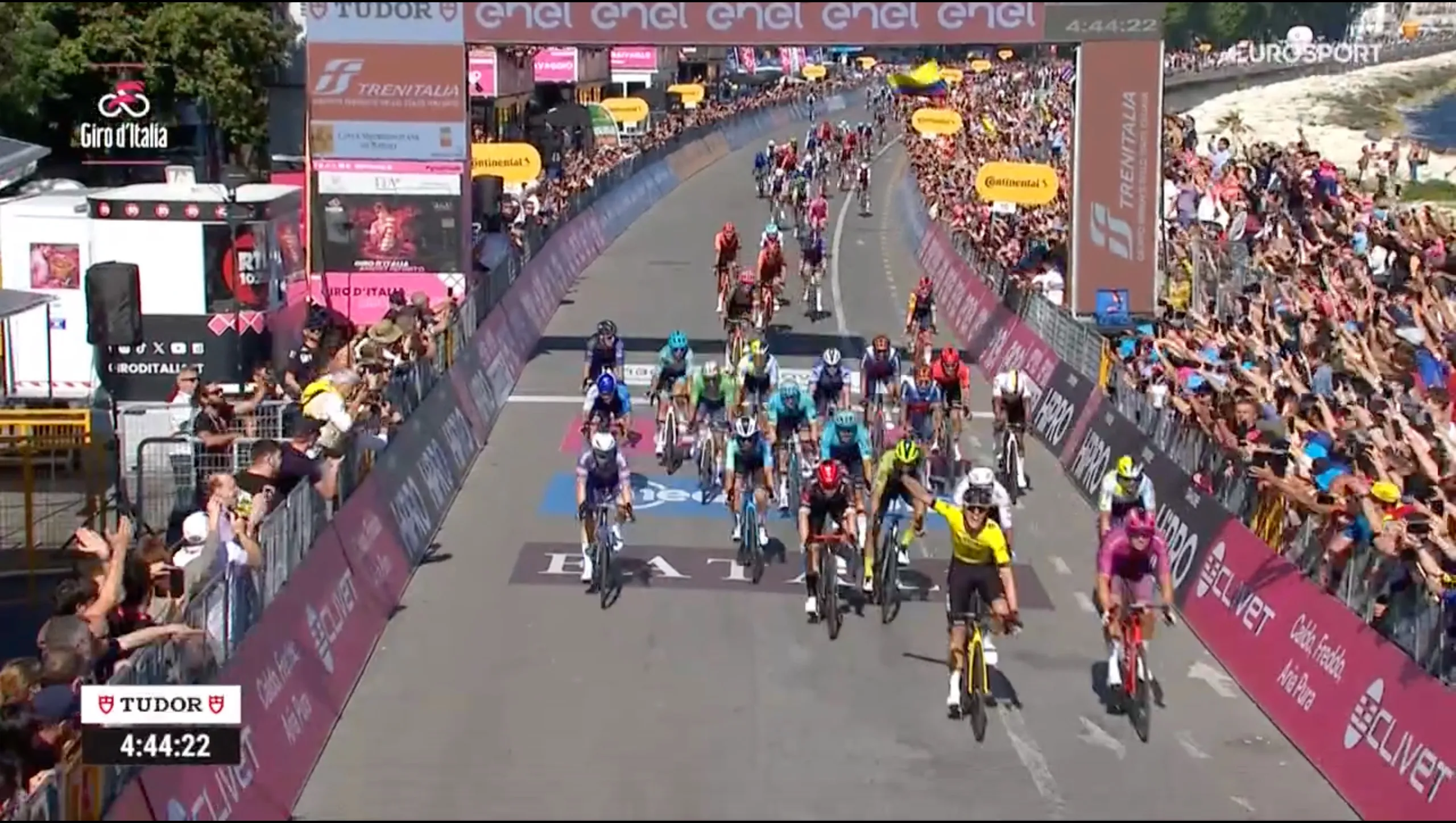 Kooij zegeviert in Giro d’Italia na bloedstollende slotfase, waarin Pogacar Narváez de doodsteek toedient