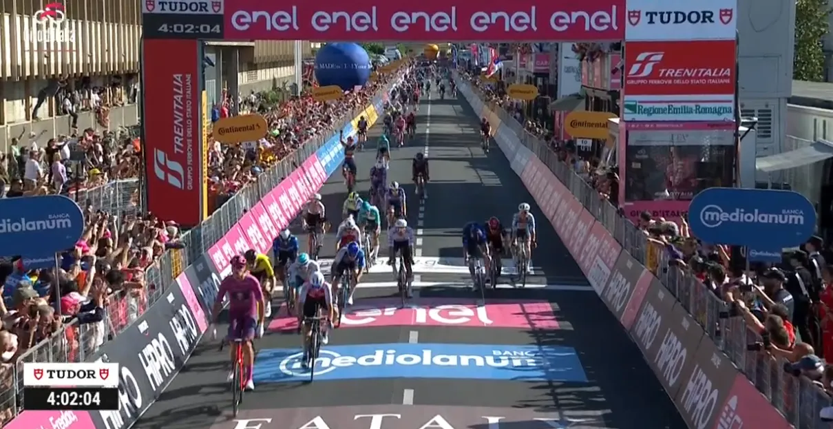 Uno, due, tre! Jonathan Milan heeft Giro-hattrick beet na nieuwe weergaloze lead-out van Lidl-Trek