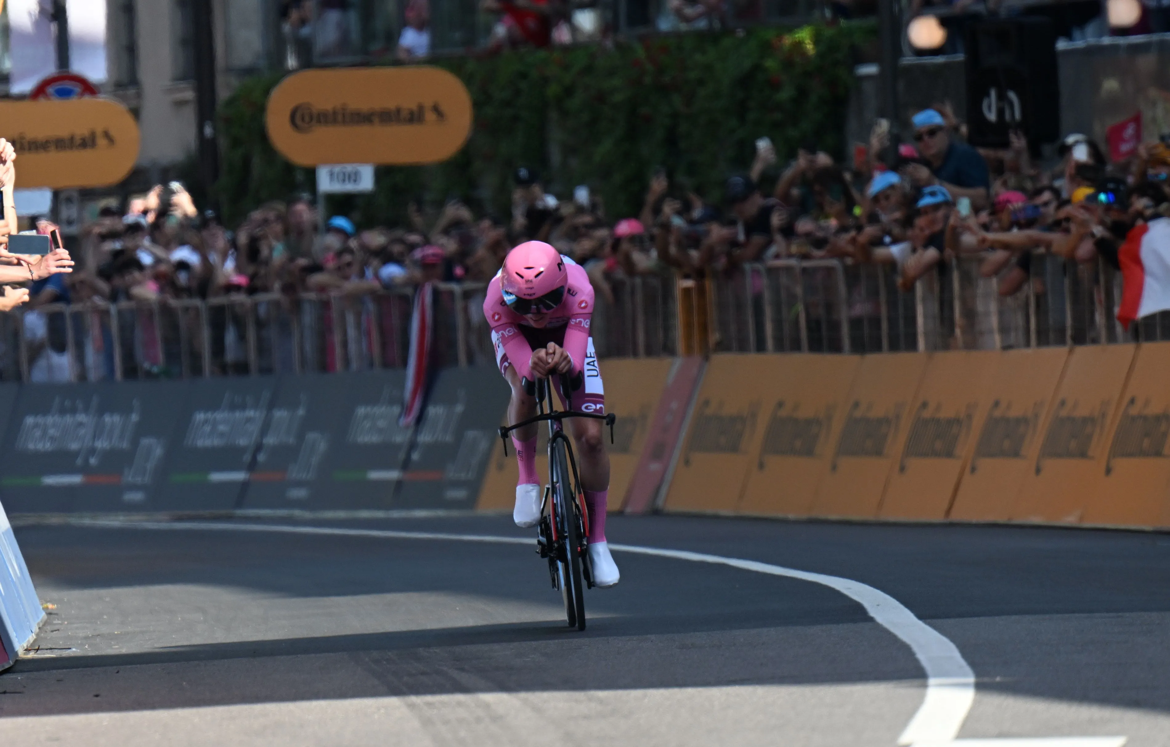 Pogacar legt uit hoe hij 2.44 (!) van zijn 3.41 voorsprong pakte in Giro-tijdritten: 'En heb nog veel marge'
