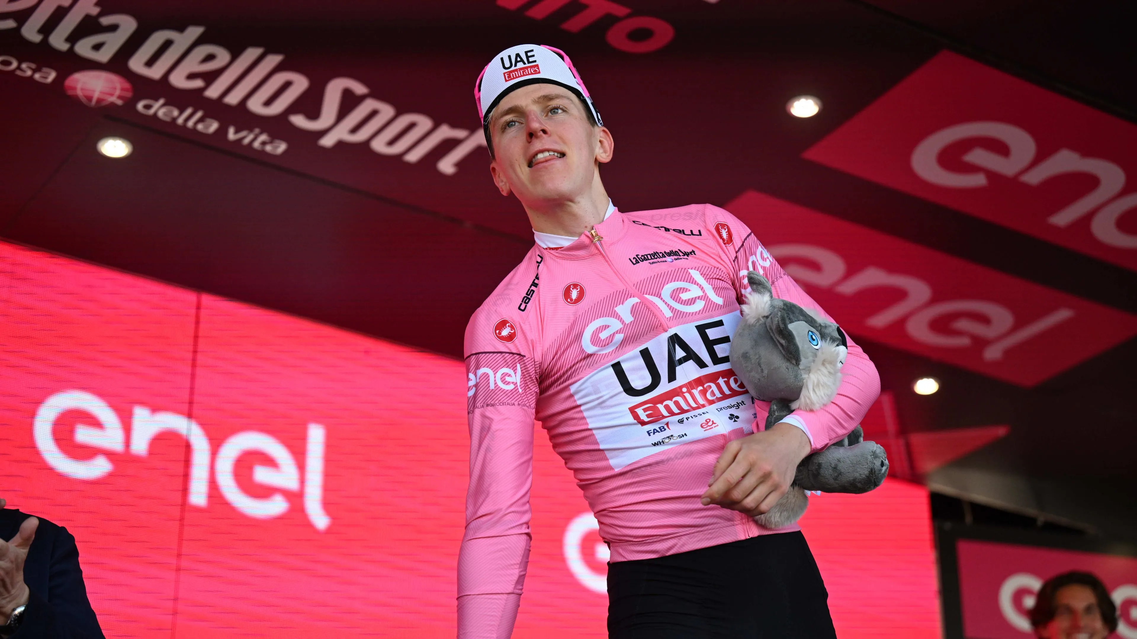 Pogacar zegt 'verzadigd' te zijn, maar heeft toch nog zesde ritzege in het hoofd: 'Dat ligt dicht bij Slovenië, hé!'