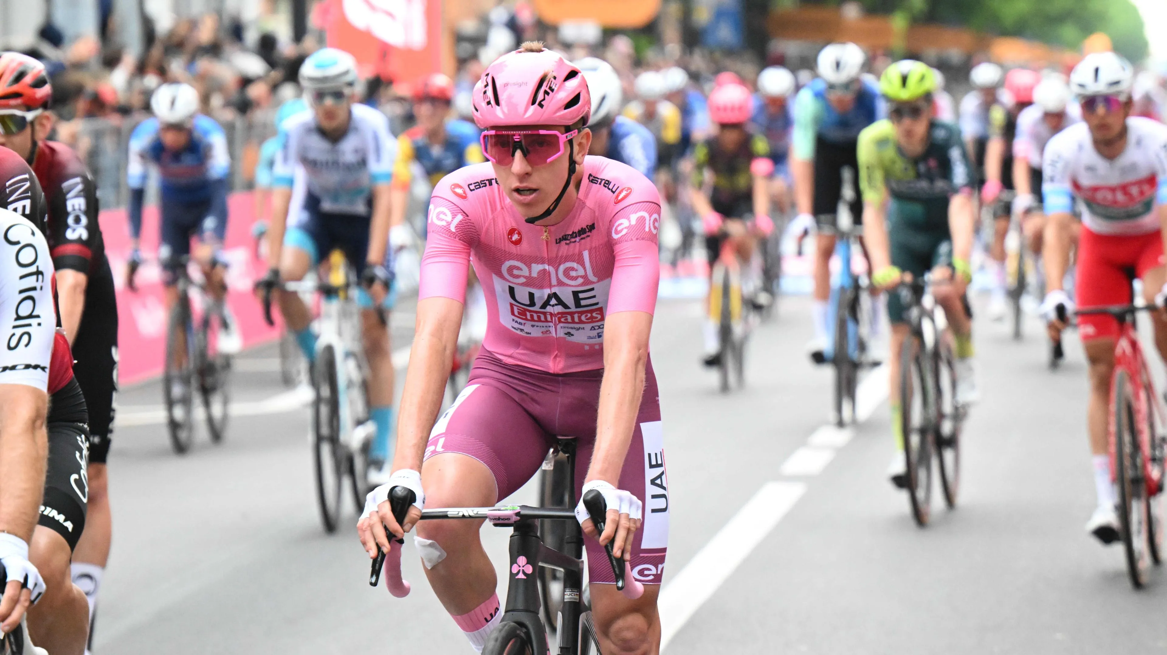 UCI dreigde Pogacar en UAE met diskwalificatie na roze-paarse RCS-pak in Giro (en dus startte Pogi in zwart)