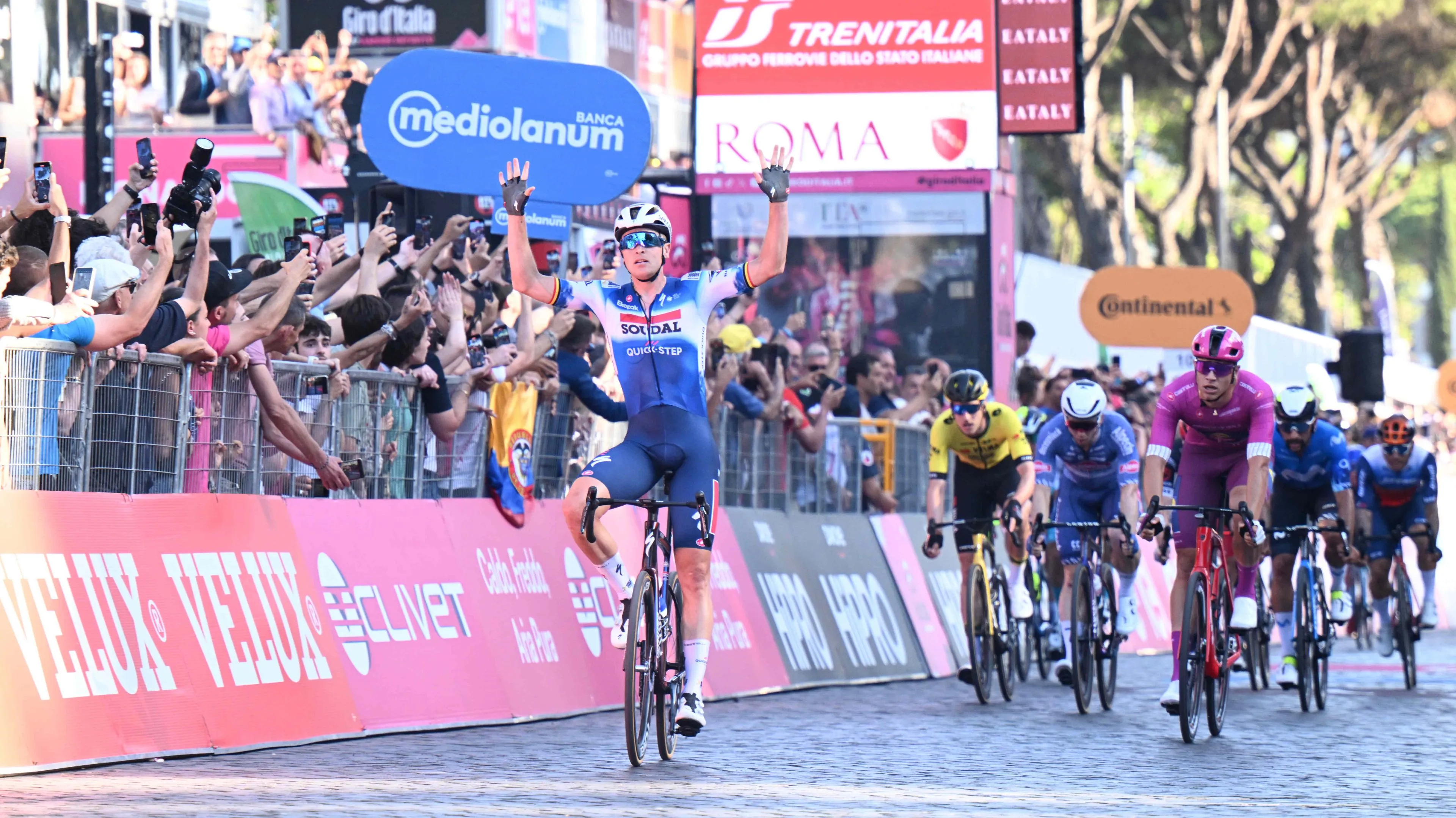 Gladiatoren in Rome: Merlier wint slotrit Giro op de klinkers, Milan na dolle achtervolging tweede