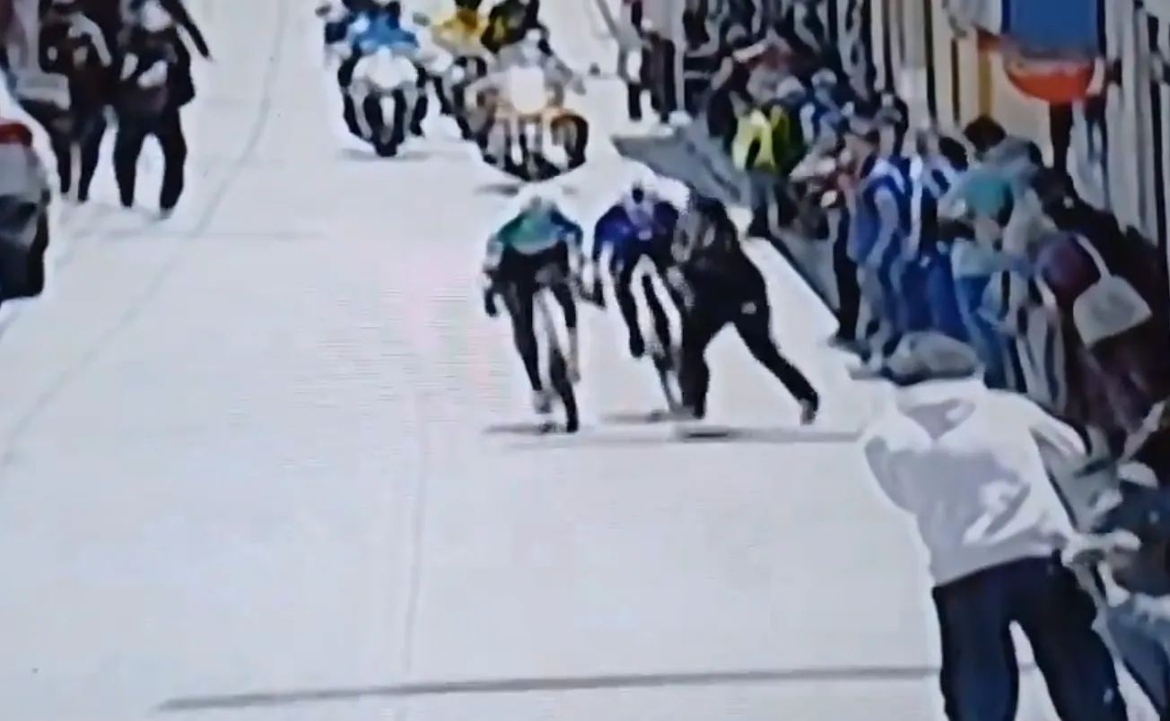 🎥 Te belachelijk voor woorden: toeschouwer steekt weg over en veroorzaakt fikse valpartij in Guatemalaanse koers