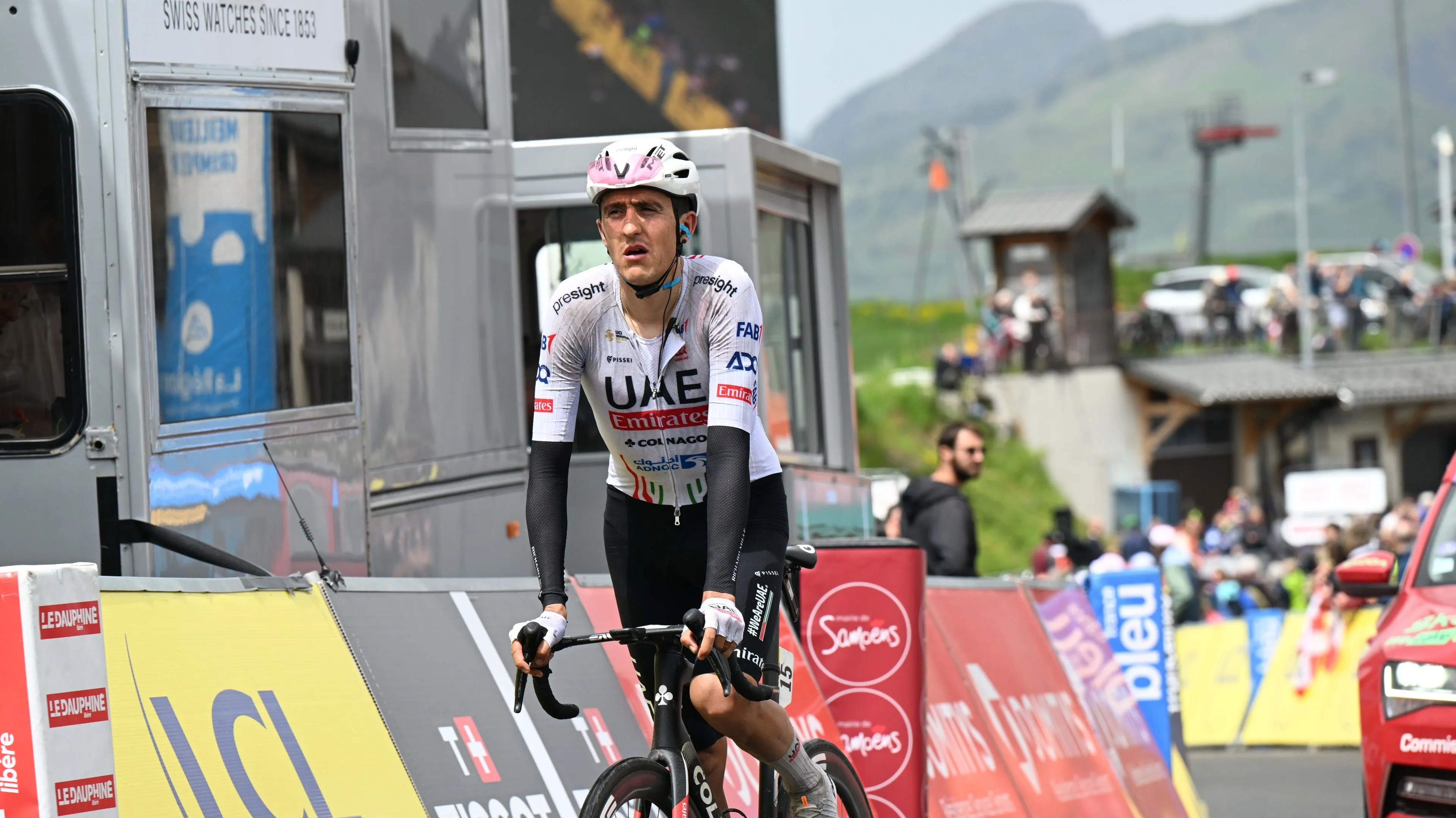 Een dag met vele gezichten in de Vuelta: drama voor Van Aert, grinta bezorgt Soler rit, nagelbijtende strijd om rood