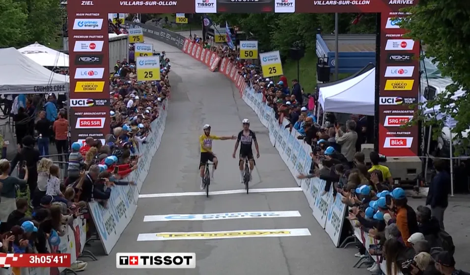 Nieuw UAE-feestje in Zwitserland: Almeida gunt klassementsleider Yates de zege, schouder aan schouder over de meet