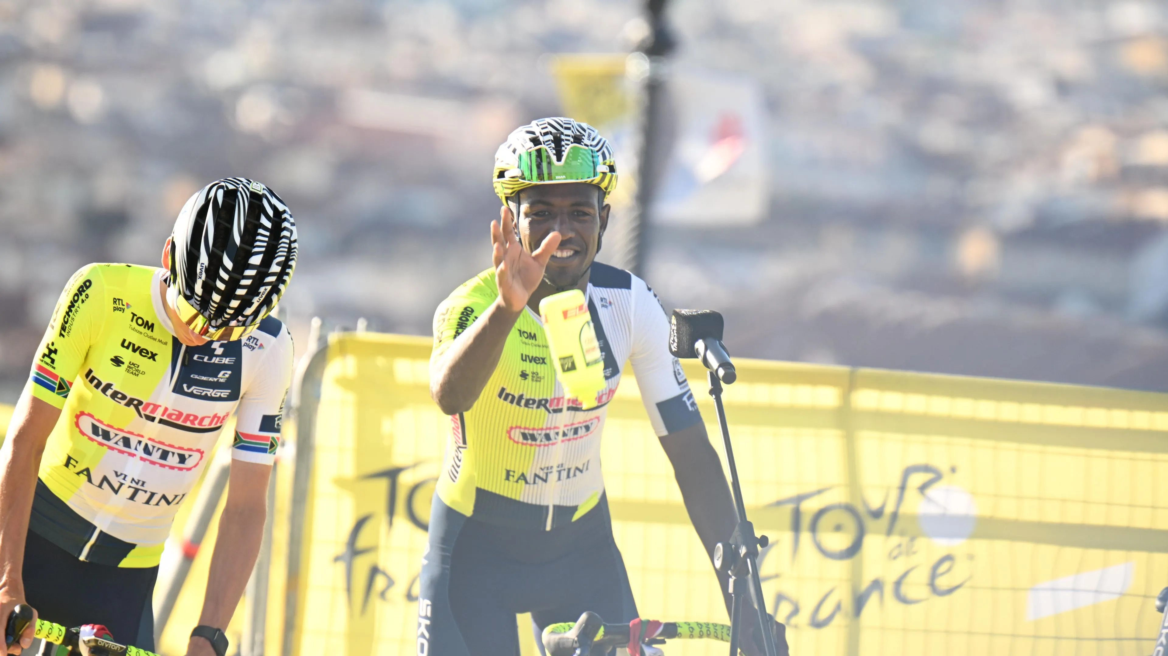 Biniam Girmay zorgt voor daverende verrassing! Etappezege voor Intermarché na chaotische sprint in Turijn