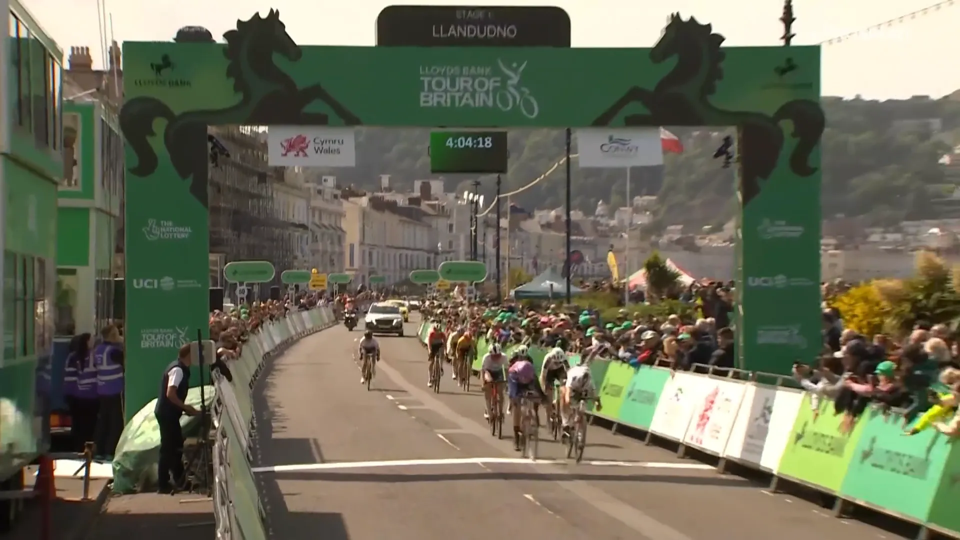 Verwarring alom! Paternoster juicht en krijgt de zege, maar Kopecky zegeviert tóch in millimetersprint