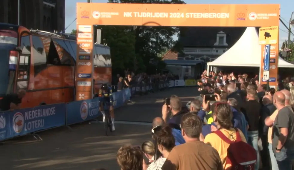 ÉÉN SECONDE! Daan Hoole Nederlands tijdritkampioen in bizar slot, Mick van Dijke grijpt er nét naast