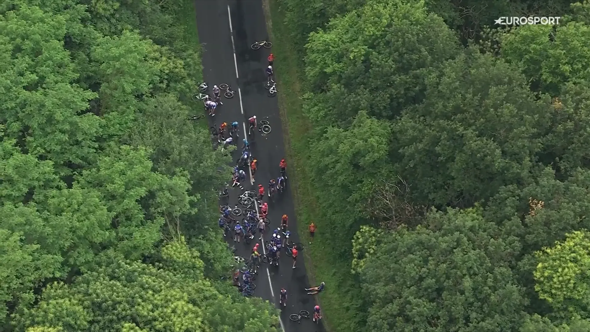 Eenduidige lezing vanuit peloton na dolle toestanden in Dauphine: 'Gleden zo paar honderd meter ver'