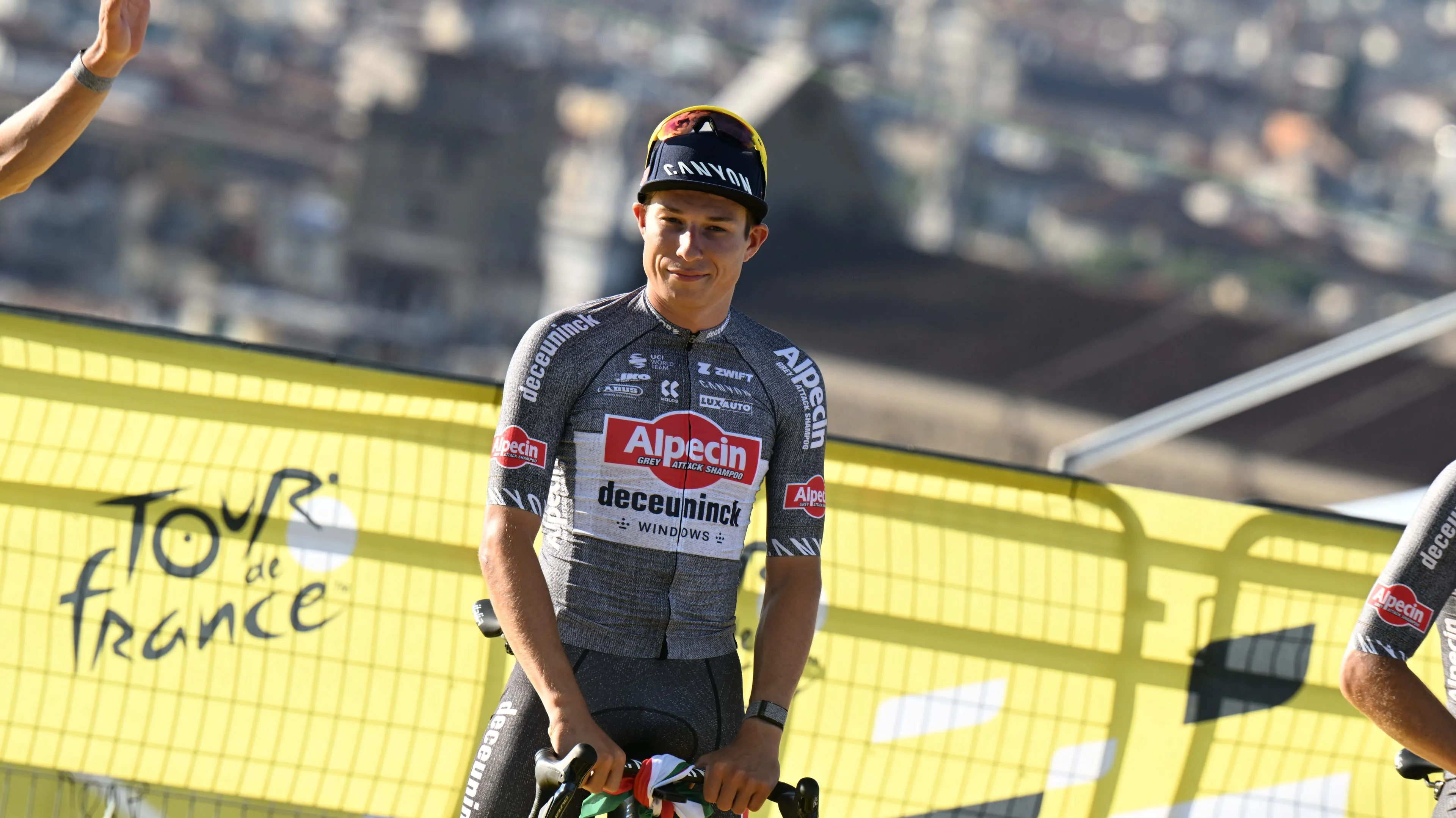 Philipsen excuseert zich bij Van Aert: 'Als sprinters spelen we poker met hoogste inzet...'