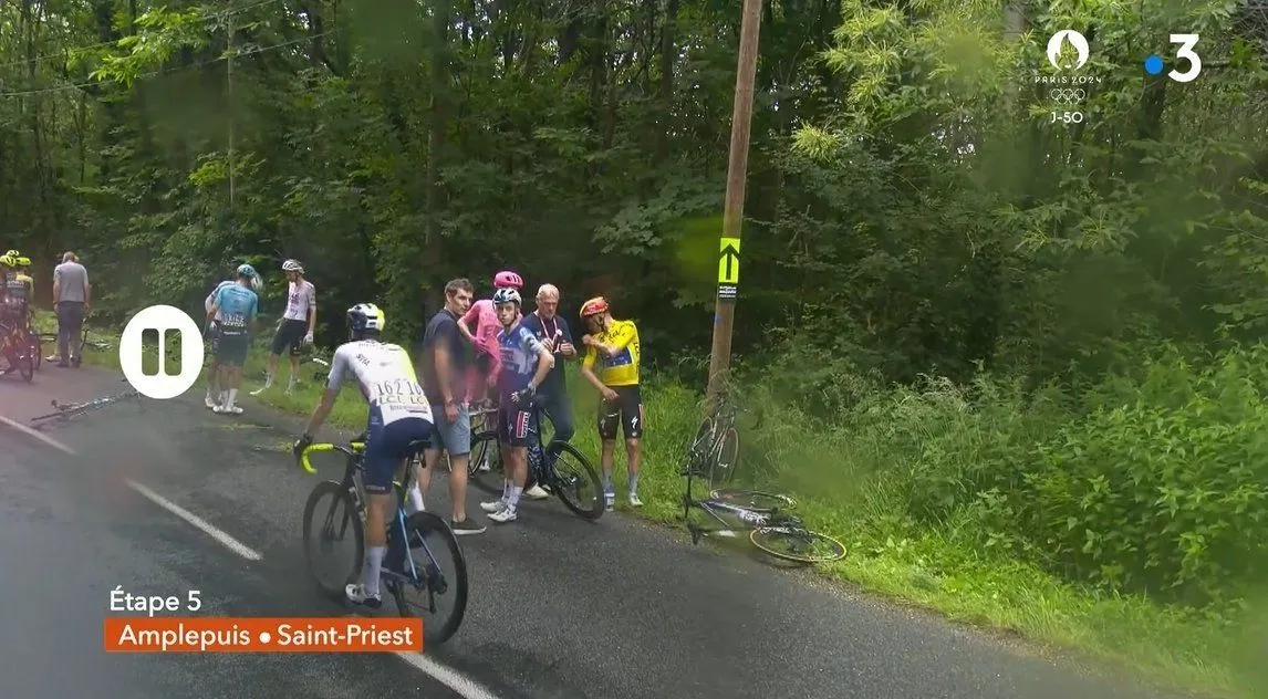 Evenepoel kijkt naar geopereerde schouder na Dauphiné-val, maar beseft ook dat hij daar engel op had zitten