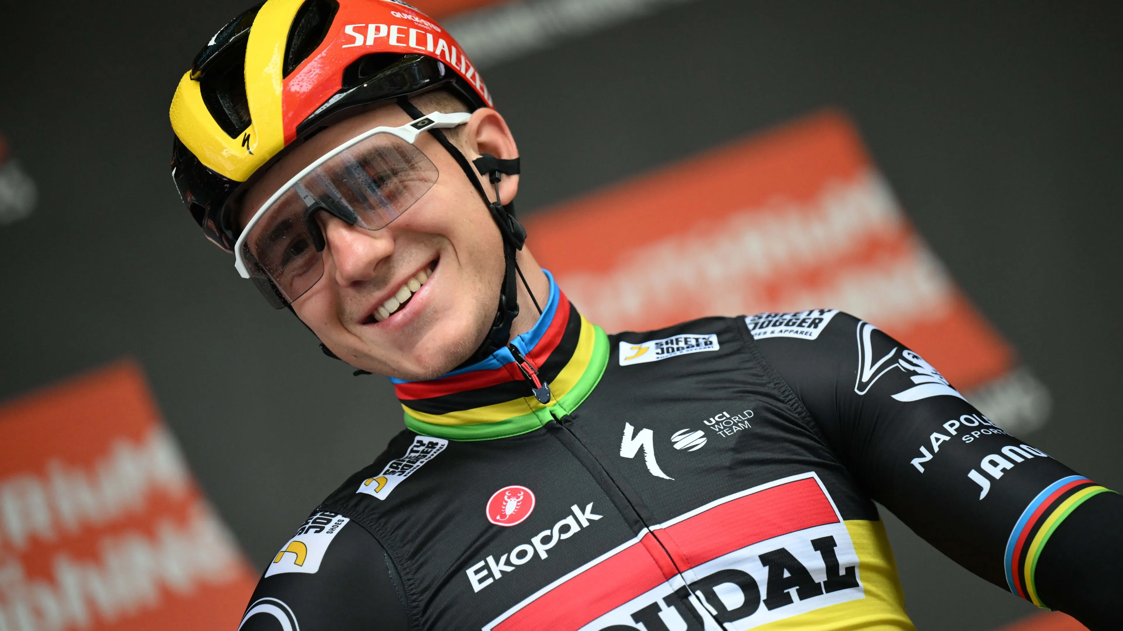 Evenepoel verklaart waarom hij spurt tegen onder meer concurrent Roglic aan zich voorbij liet gaan