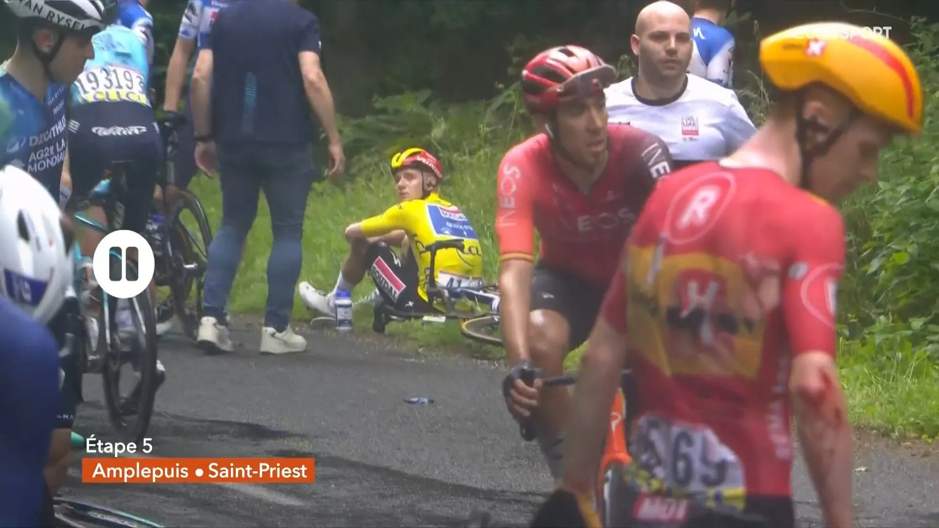 A.S.O. hakt knoop door na massale val met Evenepoel, Roglic en Visma-mannen: geen winnaar in etappe 5 Dauphiné