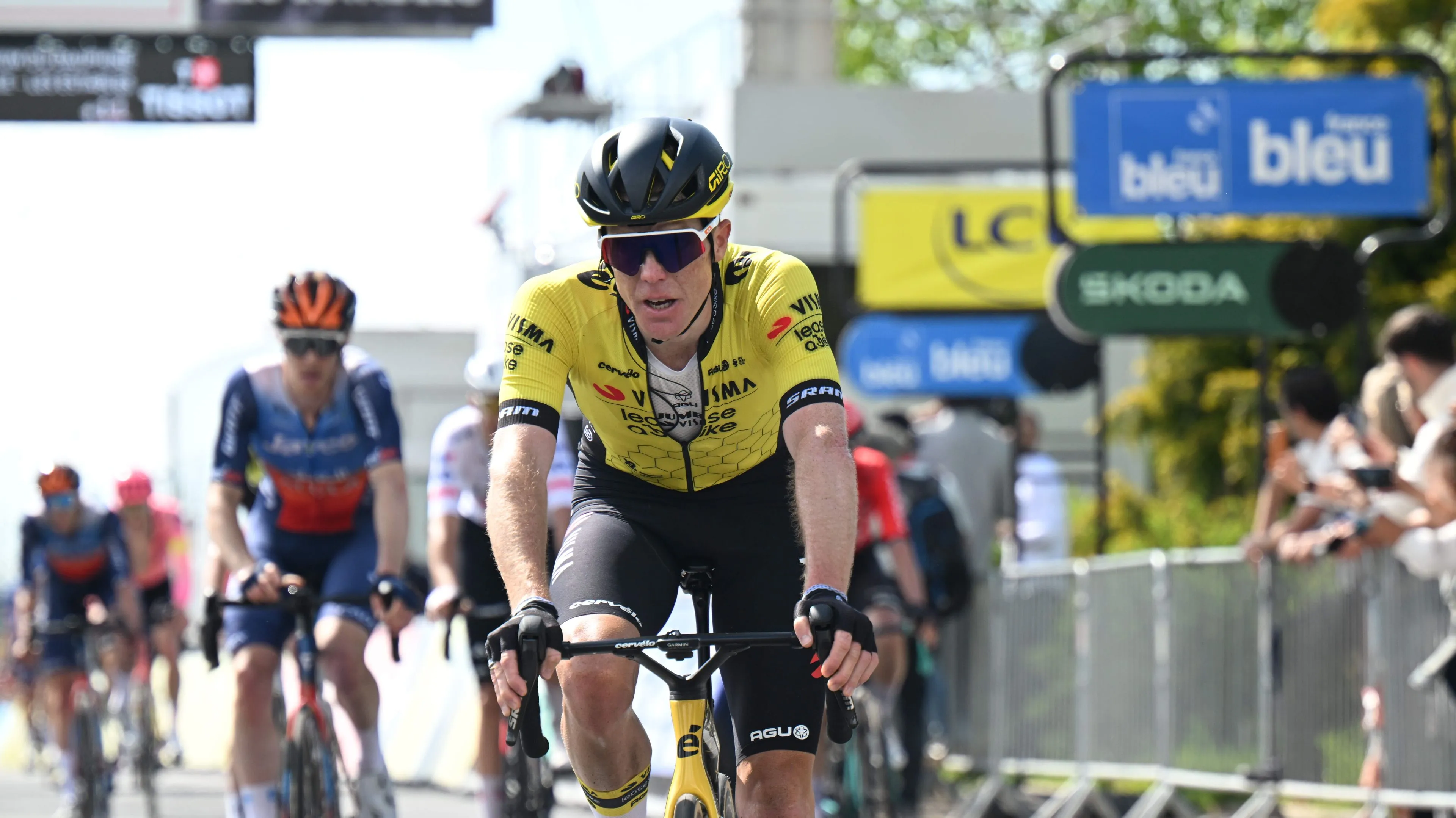 Ergens in een Frans ziekenhuis of hotel viert verbitterde pechvogel Steven Kruijswijk zijn 37e verjaardag